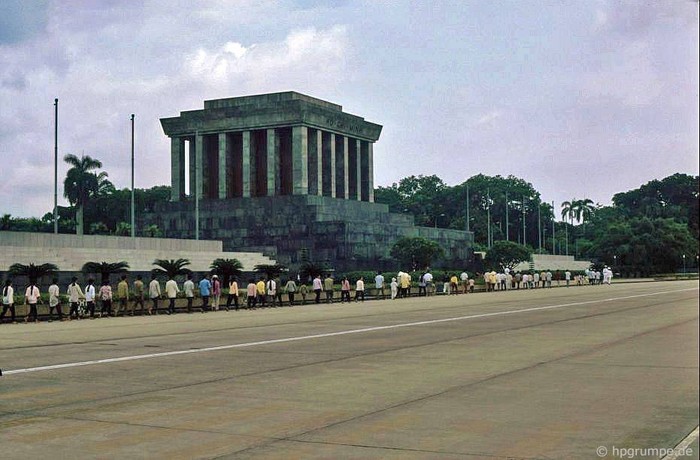 Vào thăm Lăng Bác, Hà Nội 1991.